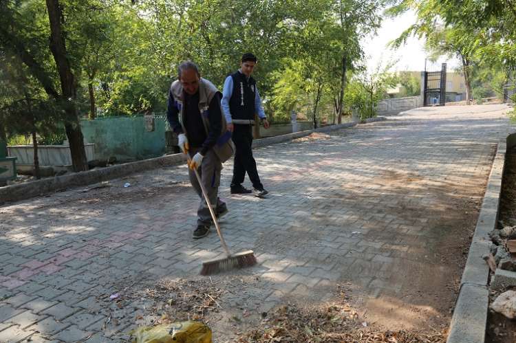 Budama ve Temizlik Çalışmaları Mezarlıkta Devam Ediyor 